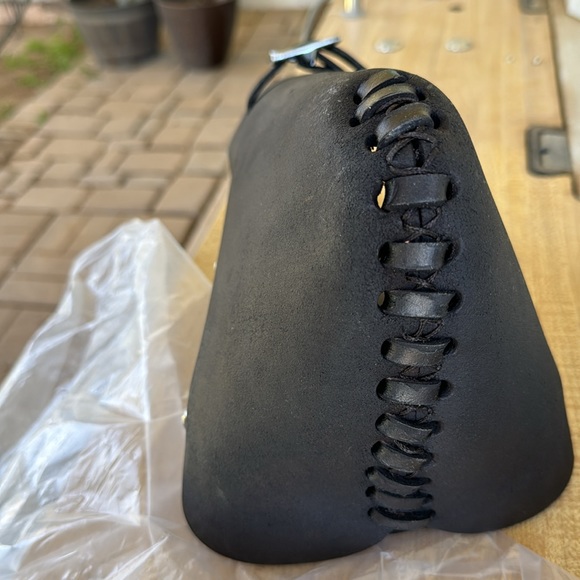 New in packaging black stirrup tapaderos - Picture 4 of 4